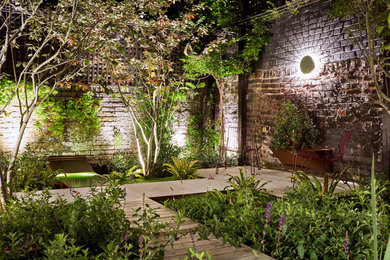 ロンドンにあるコンテンポラリースタイルのおしゃれな裏庭の写真
