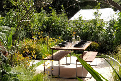 Idées déco pour un xéropaysage arrière contemporain de taille moyenne et l'été avec des pavés en pierre naturelle, un foyer extérieur et une exposition ensoleillée.