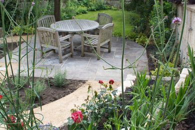 Geometrischer, Mittelgroßer Landhaus Garten im Sommer, hinter dem Haus mit direkter Sonneneinstrahlung und Natursteinplatten in Sonstige