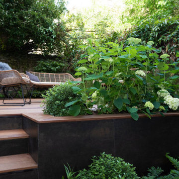 Simple chic courtyard in Chelsea