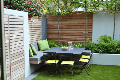 Geometrischer, Kleiner Moderner Garten hinter dem Haus mit direkter Sonneneinstrahlung in London