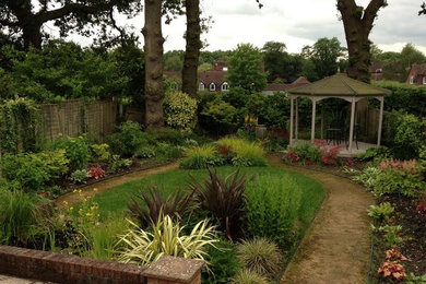 Photo of a traditional garden in Berkshire.
