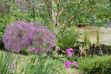 グロスタシャーにあるカントリー風のおしゃれな庭の写真