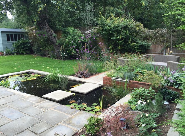 Traditional Garden by jackie gough garden design Ltd