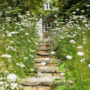 Foto di un giardino country con scale