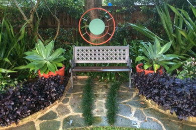 Стильный дизайн: засухоустойчивый сад на заднем дворе в стиле фьюжн с мощением тротуарной плиткой - последний тренд