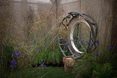 Imagen de jardín rústico pequeño en verano con jardín francés y exposición parcial al sol