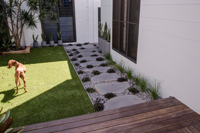 Idéer för små funkis trädgårdar i delvis sol, med en trädgårdsgång och naturstensplattor