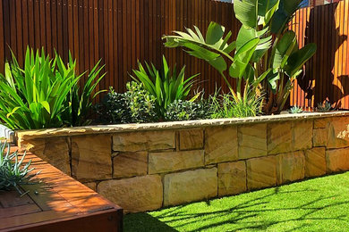 Kleiner Moderner Garten im Innenhof im Frühling mit direkter Sonneneinstrahlung und Natursteinplatten in Sydney