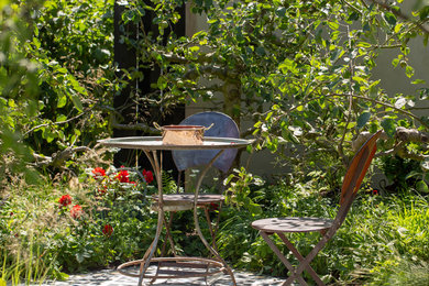 サリーにあるコンテンポラリースタイルのおしゃれな庭の写真