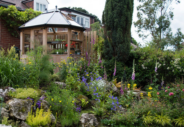 Traditional Garden by Phil Hirst Garden Design