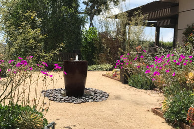 Imagen de camino de jardín de secano actual de tamaño medio en verano en patio con exposición total al sol y granito descompuesto