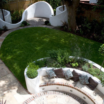 Swirling rendered wall and semi-circle rendered seating and raised bed
