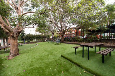 Стильный дизайн: большой солнечный участок и сад на переднем дворе в современном стиле с хорошей освещенностью - последний тренд