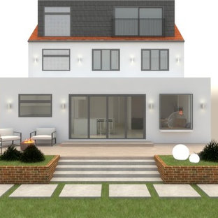 Geometrischer, Mittelgroßer, Halbschattiger Country Garten im Sommer, hinter dem Haus mit Kamin und Natursteinplatten in London