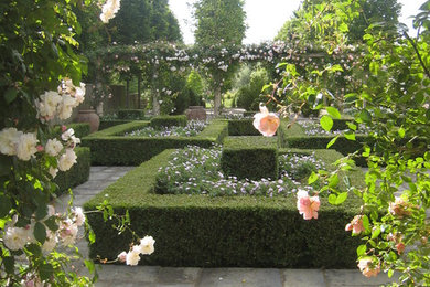 На фото: огромный регулярный сад на внутреннем дворе с садовой дорожкой или калиткой и покрытием из каменной брусчатки