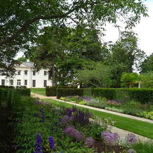 Klassischer Garten mit Gartenweg und Natursteinplatten in London