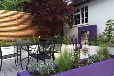 Diseño de jardín contemporáneo pequeño en verano en patio trasero con fuente, exposición total al sol y adoquines de piedra natural