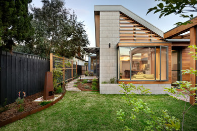 Kleiner Moderner Garten hinter dem Haus in Melbourne