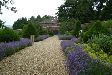 Photo of a farmhouse landscaping in Devon.