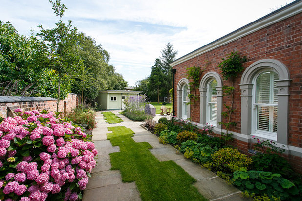 Traditional Garden by Barnes Walker Ltd - Landscape Architects