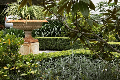 Foto de jardín clásico grande en verano en patio delantero con exposición parcial al sol y adoquines de piedra natural