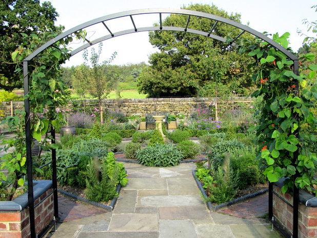 American Traditional Garden by Sue Hayward Garden Design Ltd