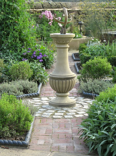 American Traditional Garden by Sue Hayward Garden Design Ltd