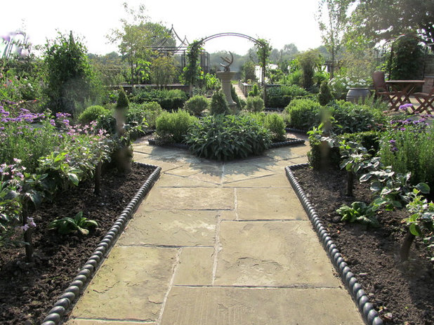 American Traditional Garden by Sue Hayward Garden Design Ltd