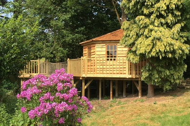 Modelo de jardín de estilo de casa de campo de tamaño medio en verano en patio trasero