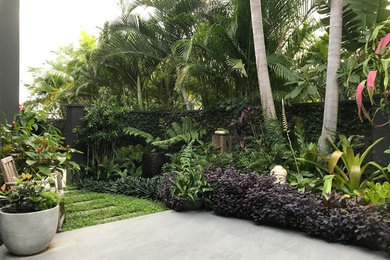 Geometrischer, Großer Garten im Innenhof im Sommer mit Kübelpflanzen und direkter Sonneneinstrahlung