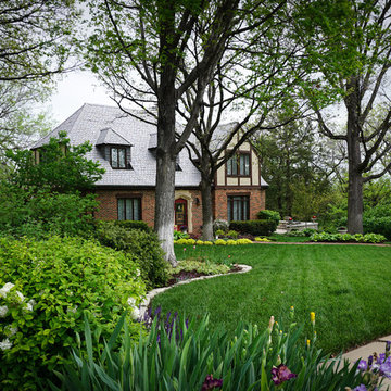 Urban front yard with curved landscape