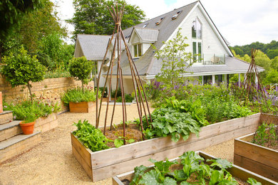 Idéer för att renovera en vintage bakgård i full sol på sommaren, med en köksträdgård och grus