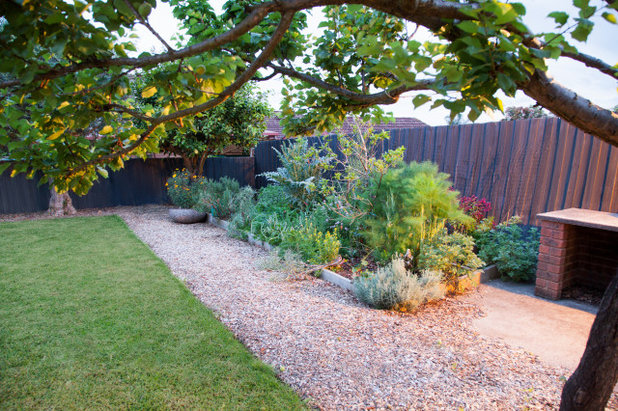 Contemporary Landscape by Inspiring Landscape Solutions by Parveen Dhaliwal