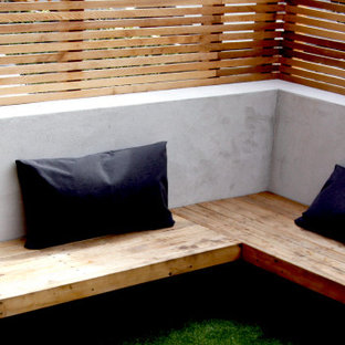Geometrischer, Kleiner, Halbschattiger Moderner Garten hinter dem Haus mit Sichtschutz in Kent