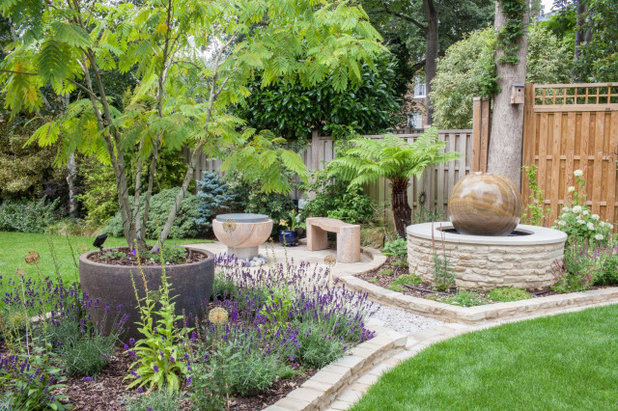 Traditional Garden by Simon Orchard Garden Design