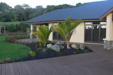 Foto de jardín de secano clásico de tamaño medio en patio delantero con exposición total al sol y entablado