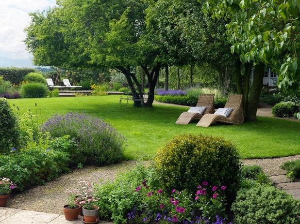 American Traditional Garden by Joanne Winn Garden Design