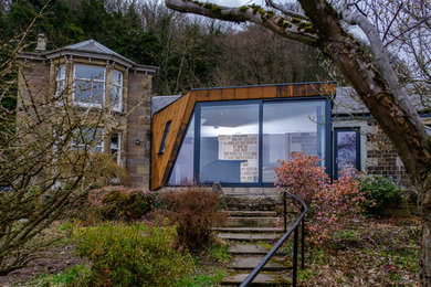 Moderner Garten hinter dem Haus mit Natursteinplatten in Edinburgh
