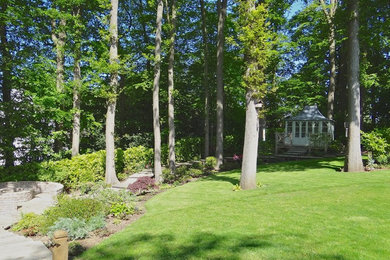 Пример оригинального дизайна: большой участок и сад на заднем дворе в стиле кантри с местом для костра, полуденной тенью и настилом