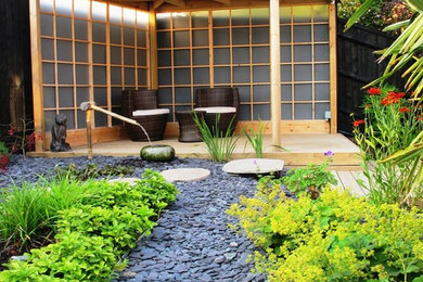 Ejemplo de jardín de estilo zen de tamaño medio con fuente