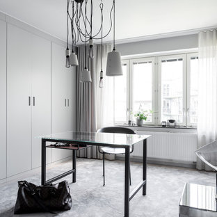 Inredning av ett modernt mycket stort walk-in-closet, med släta luckor, grå skåp, heltäckningsmatta och grått golv