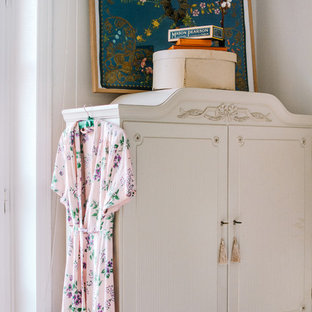 Cette photo montre un dressing et rangement éclectique.
