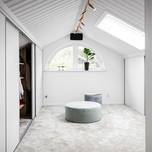 Inspiration för ett stort skandinaviskt omklädningsrum för könsneutrala, med släta luckor, heltäckningsmatta, vita skåp och vitt golv
