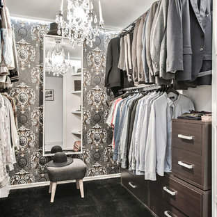 Foto på ett mellanstort vintage walk-in-closet för könsneutrala, med öppna hyllor, skåp i mörkt trä, heltäckningsmatta och svart golv