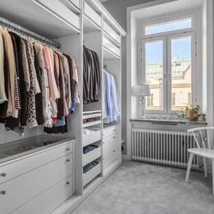 Exempel på ett mellanstort nordiskt walk-in-closet för könsneutrala, med öppna hyllor, vita skåp, heltäckningsmatta och grått golv