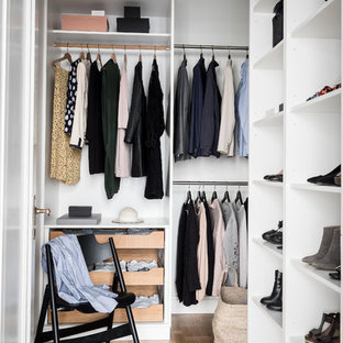 Inspiration för ett minimalistiskt walk-in-closet för könsneutrala, med öppna hyllor, vita skåp och ljust trägolv