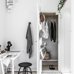 Idéer för att renovera en minimalistisk garderob, med släta luckor, vita skåp, målat trägolv och vitt golv