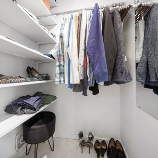 Esempio di una cabina armadio unisex scandinava con nessun'anta, ante bianche, parquet chiaro e pavimento beige