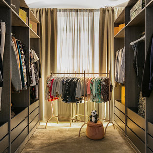 Foto på ett skandinaviskt walk-in-closet för kvinnor, med släta luckor, grå skåp, heltäckningsmatta och grått golv